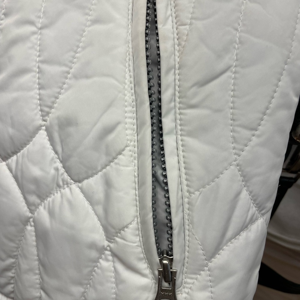 White Ski Jacket Perfect For Those Spring Slopes … - image 5